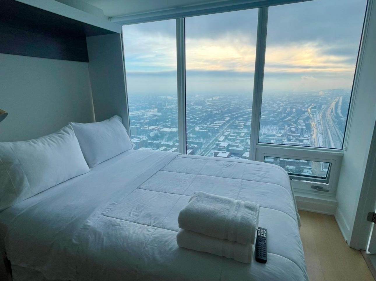 Spectacular Skyline Views - Downtown Montreal - Luxury Condo & Penthouse 객실 사진