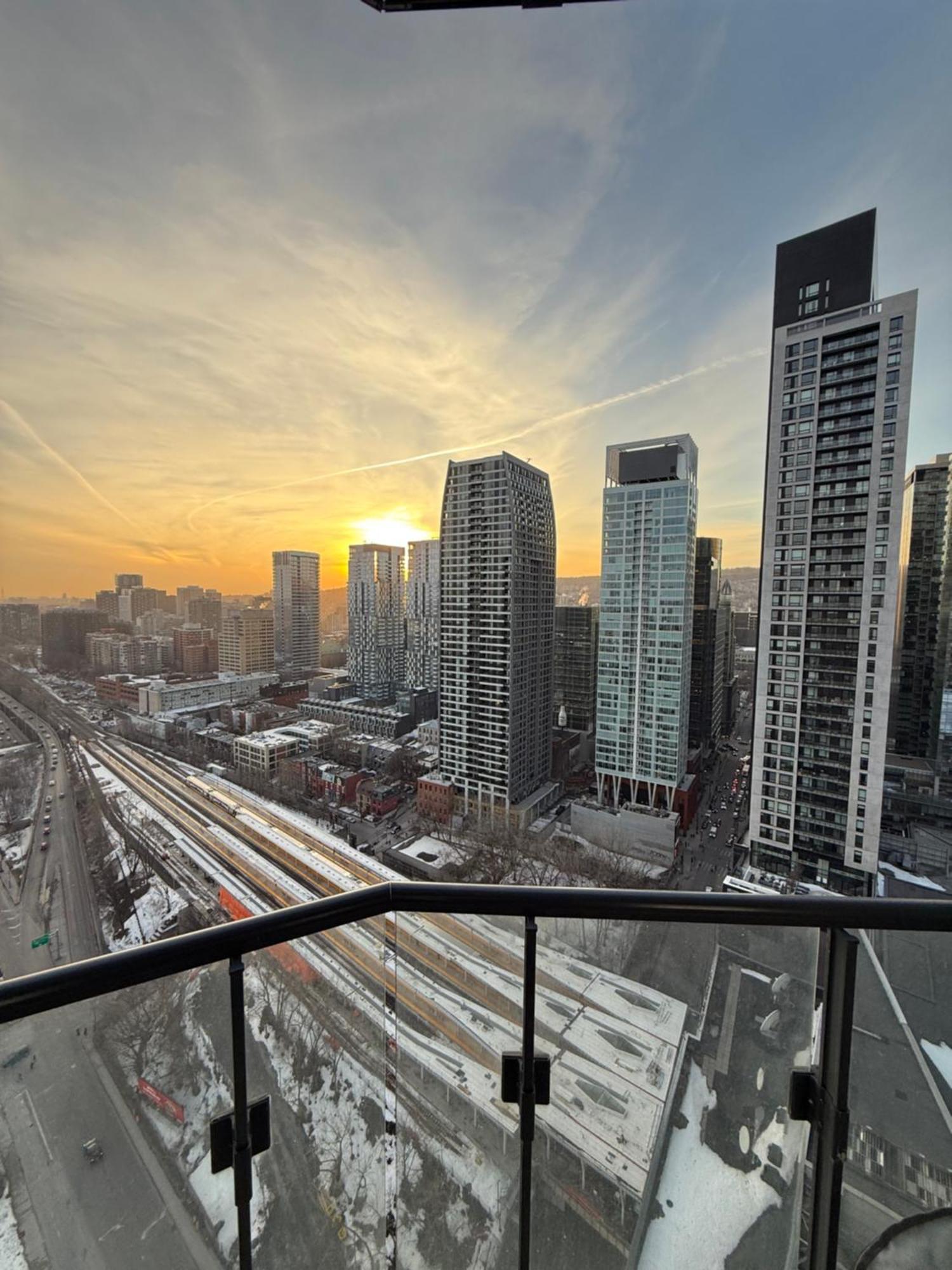 Spectacular Skyline Views - Downtown Montreal - Luxury Condo & Penthouse 객실 사진